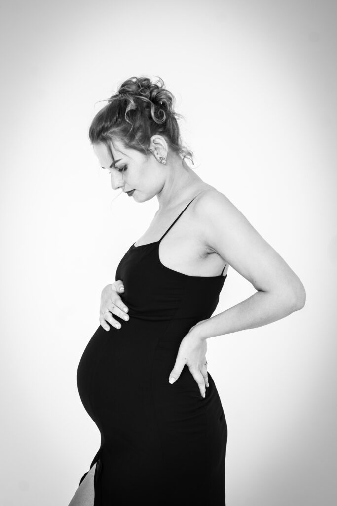 Kismama fotózás Réka oldalról fekete ruha